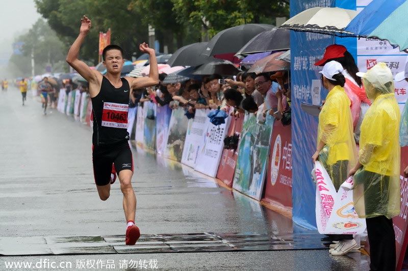 Rainy marathon in SW China