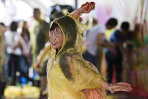 Revelers take part in tomato fight in Beijing