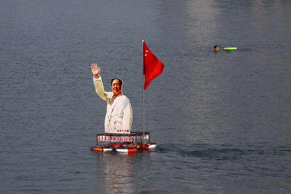 Thousand swim to commemorate Chairman Mao in Hubei