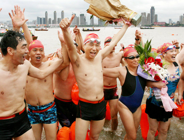 Swimmers cross Yangtze River to honor Chairman Mao