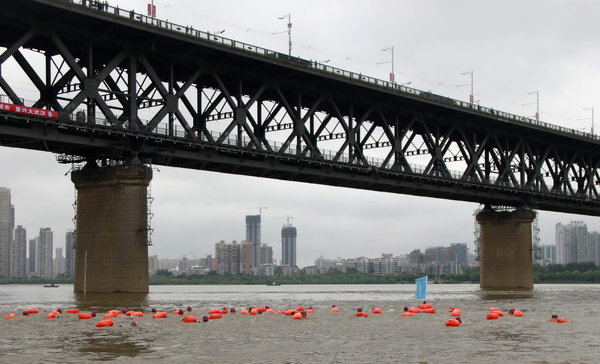 Swimmers cross Yangtze River to honor Chairman Mao