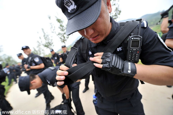 Beijing police hold anti-terror drill