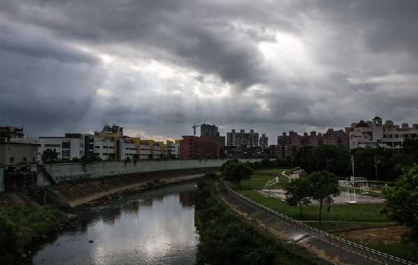 Typhoon Nakri arrives in East China