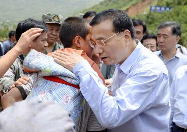 Premier Li walks to Yunnan disaster site