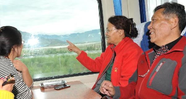 Passenger transport starts on Tibet's new railway