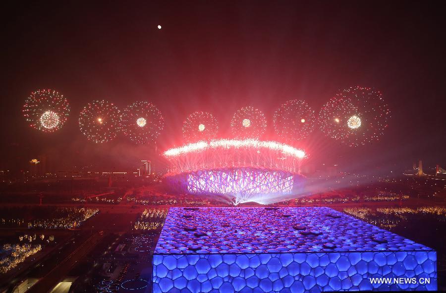 Magnificent fireworks showed at APEC grand banquet