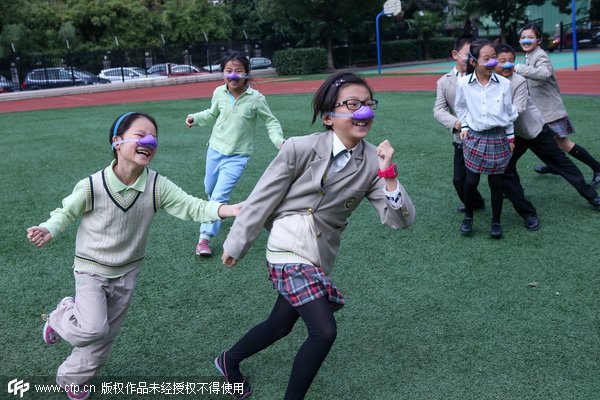 Anti-smog nasal masks given to children