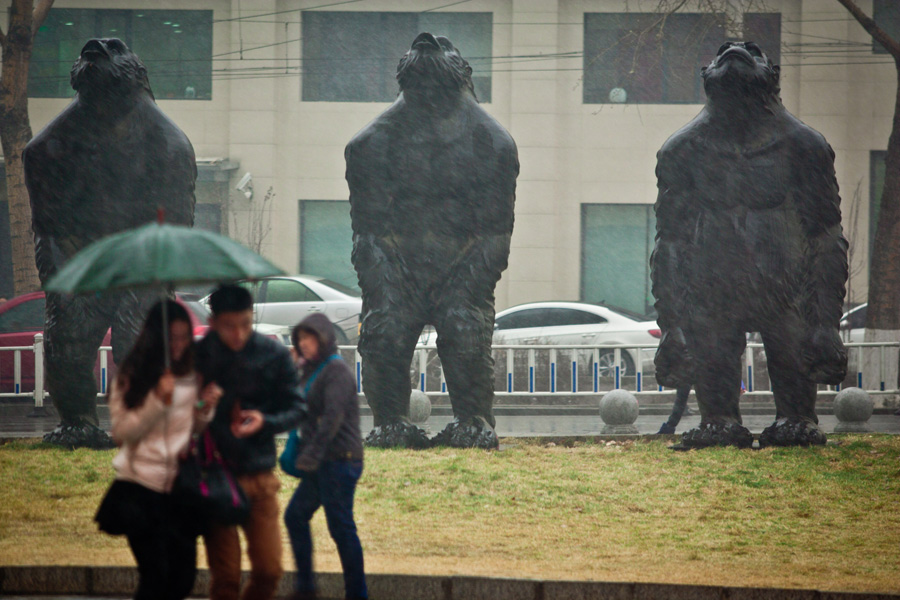 Giant ape statues stun locals in NE China