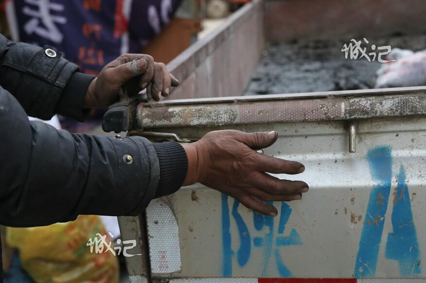 Coal haulers in city: to warm the winter