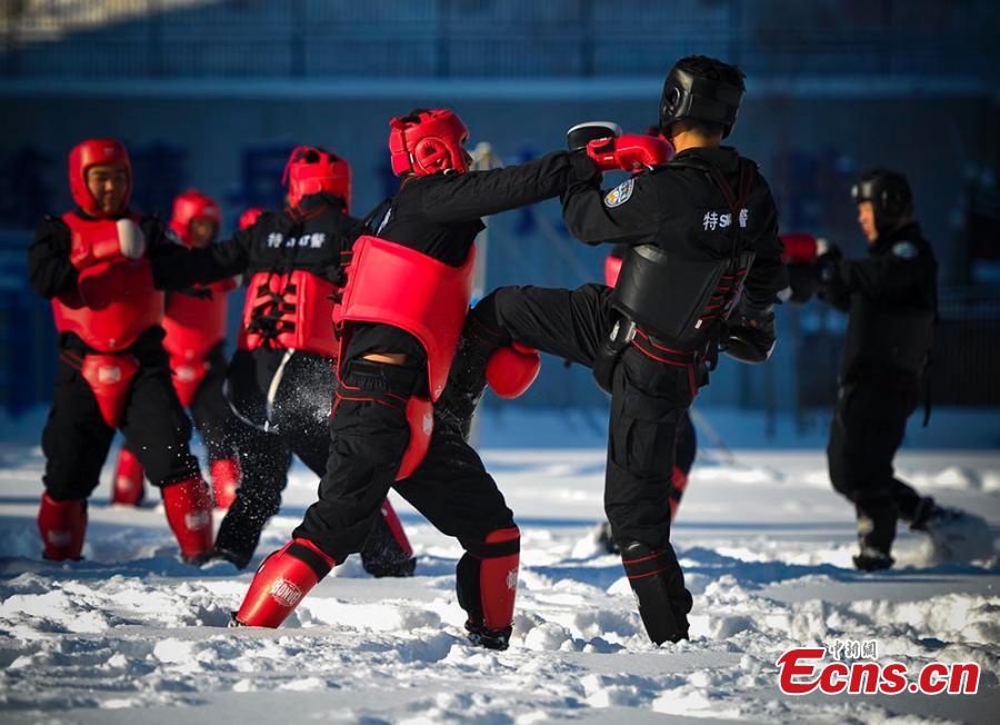 Urumqi SWAT police trained in snow