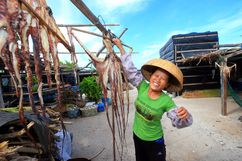 Ordinary life in China's southernmost city