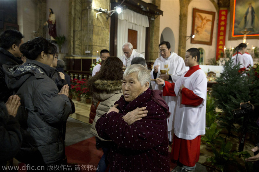 Chinese worshipers attend Christmas mass