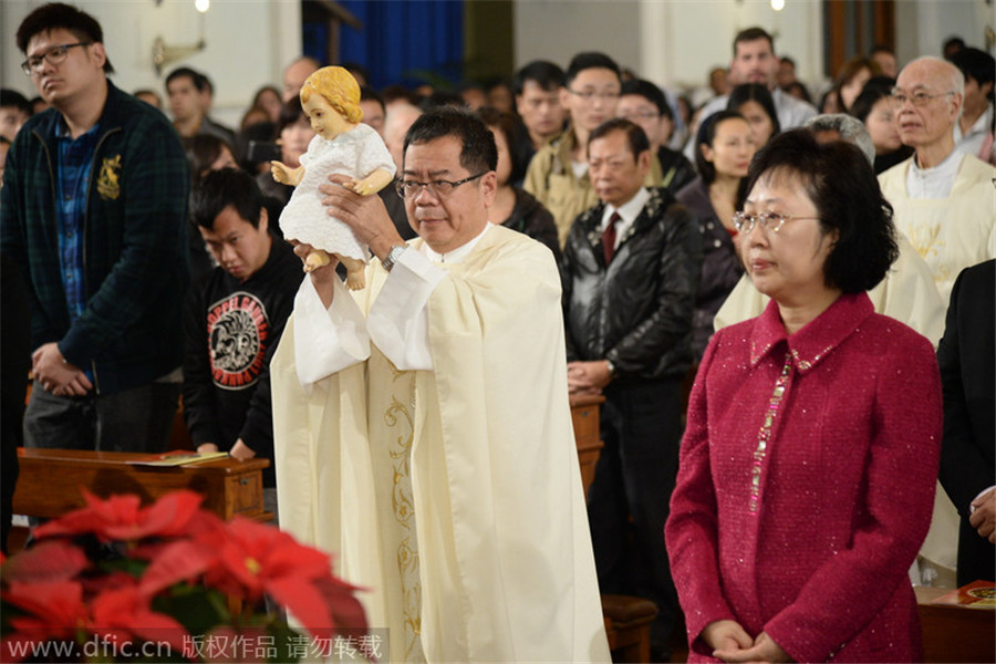 Chinese worshipers attend Christmas mass