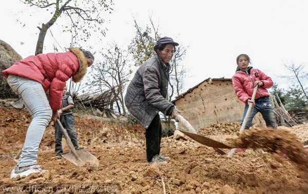 Children step out of Daliang Mountain