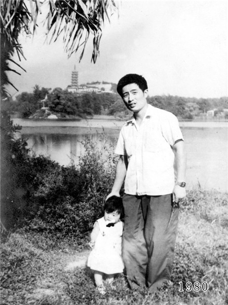 Father and daughter take same photo for 35 years