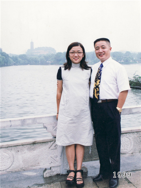 Father and daughter take same photo for 35 years