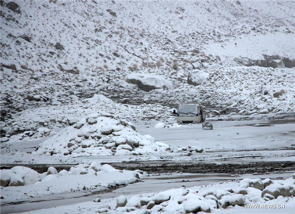 Mudslides trap 500 on Xinjiang highway