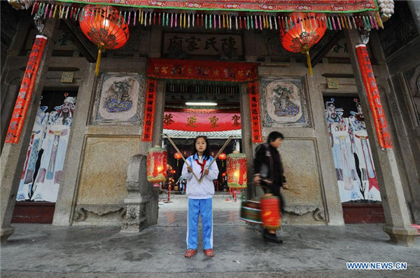 People celebrate upcoming Lantern Festival across China