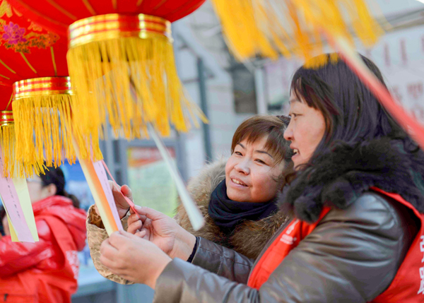 People celebrate upcoming Lantern Festival across China