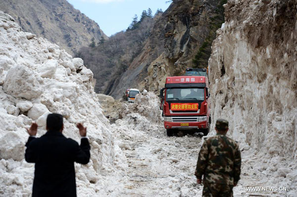 Rescue teams work in quake-hit Tibet