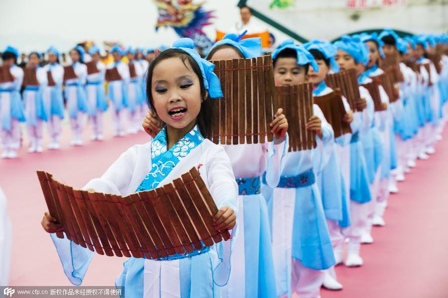 People across China celebrate Dragon Boat Festival