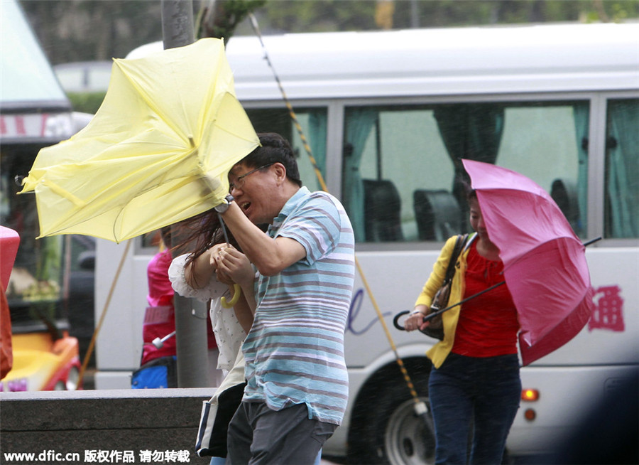 Typhoon Dujuan makes landfall, disrupts traffic