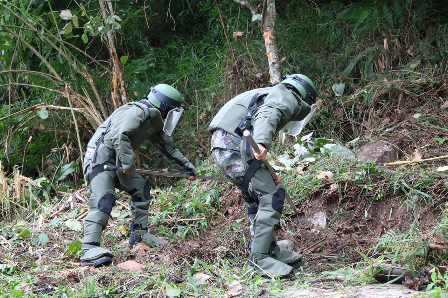 Mine clearance mission on China-Vietnam border