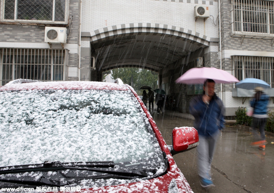 Snow hits North China as temperature drops