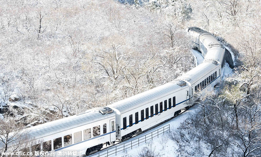 Snow-clad scenery in the Great Wall