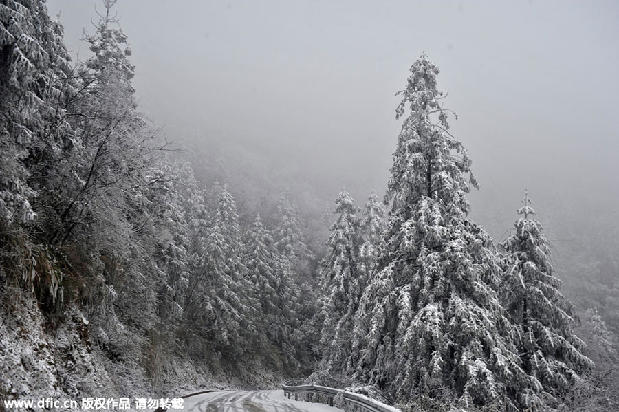 Water freezes as extreme cold sweeps across China