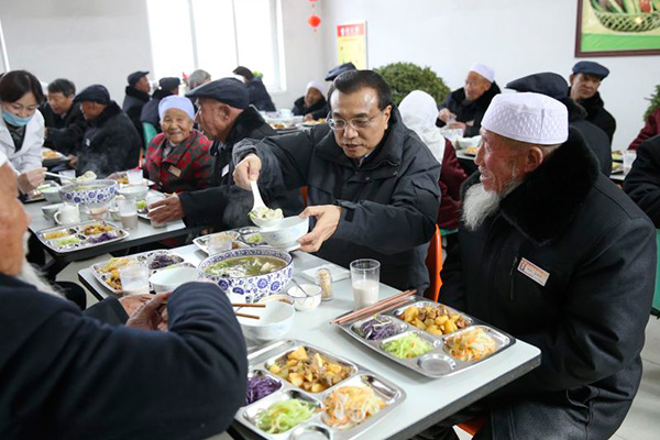 Premier Li takes Spring Festival greetings, and gifts, to old folk