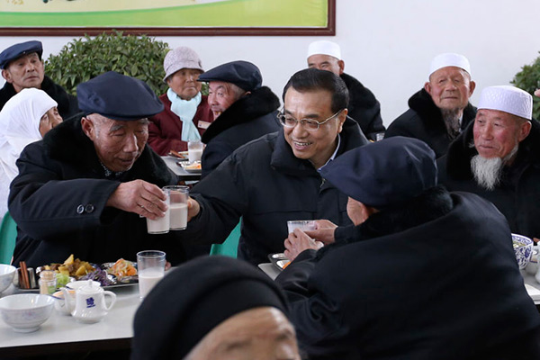 Premier Li takes Spring Festival greetings, and gifts, to old folk