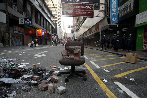 Hong Kong overnight riot injures at least 48 police officers