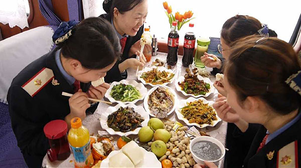 Long-distance train crew works through Spring Festival holiday