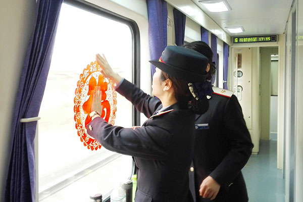 Long-distance train crew works through Spring Festival holiday