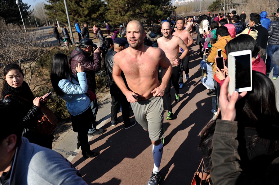 Runners take part in Beijing 'naked run'