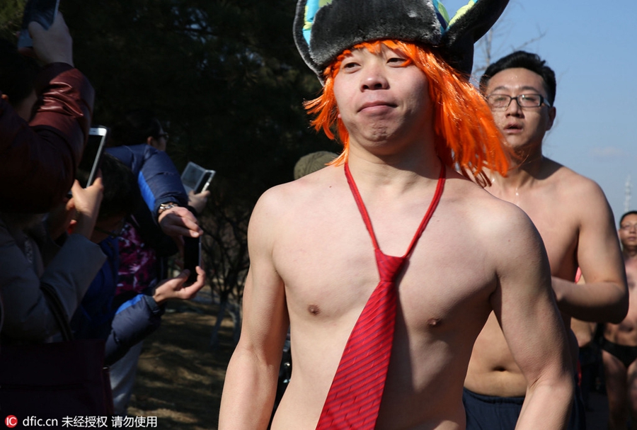 Runners take part in Beijing 'naked run'