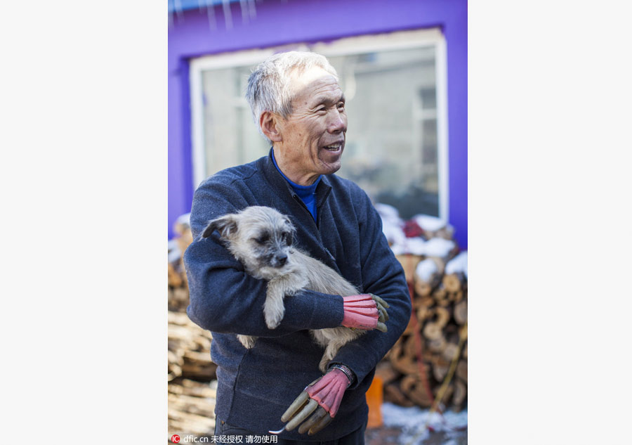 Armless farmer builds new hands for himself, others