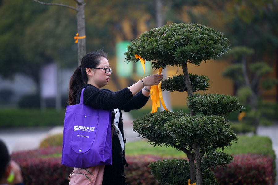 Flowers, yellow ribbons and sea burials in Tomb-Sweeping holiday