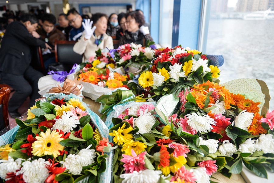 Flowers, yellow ribbons and sea burials in Tomb-Sweeping holiday