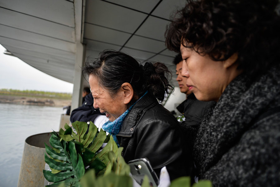 Flowers, yellow ribbons and sea burials in Tomb-Sweeping holiday