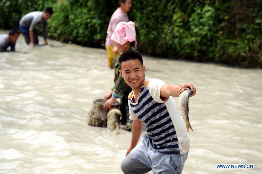 Fish-catching contest held in SW China