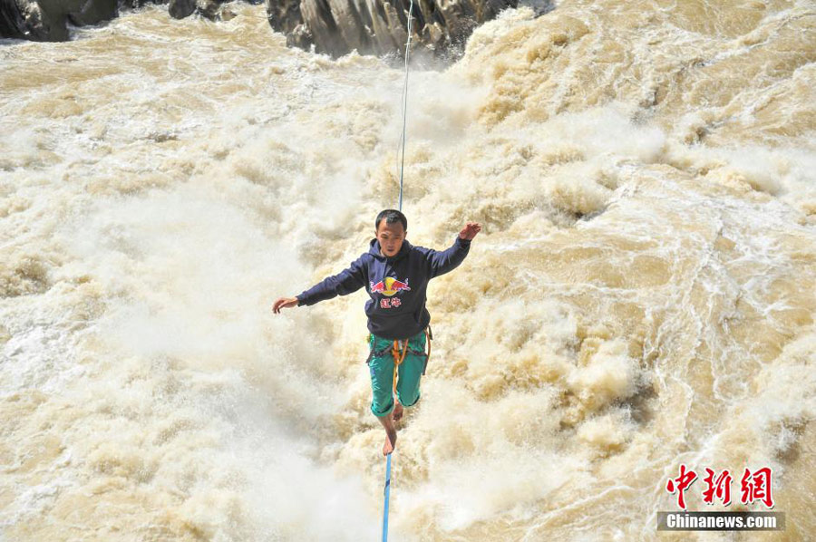 Slackline walker conquers Tiger Jumping Gorge