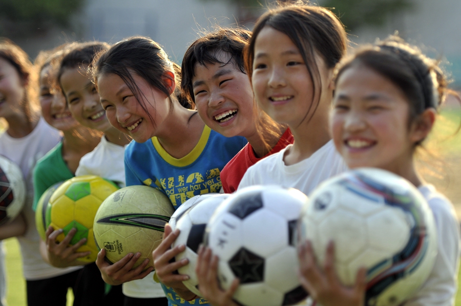 Left-behind children play through May Day holiday