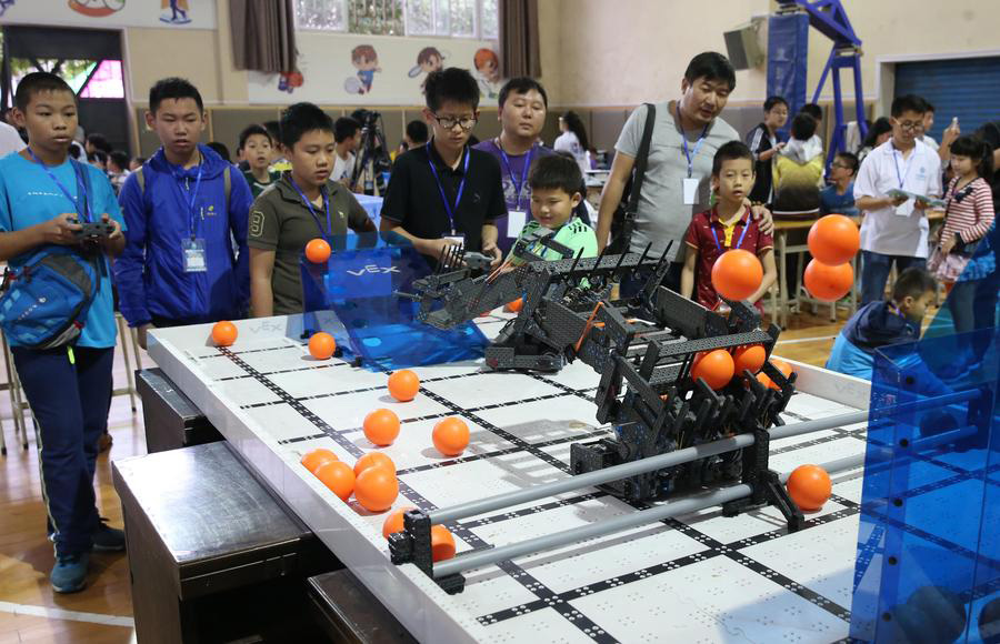 About 400 students participate in robot competition in Guilin