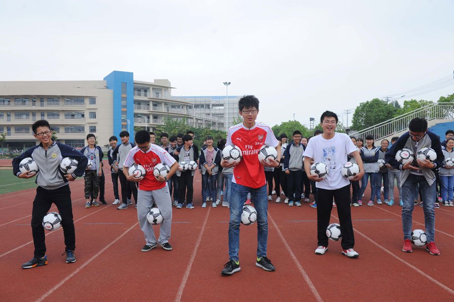 Balloons, paper planes and massages help students relax before college exam