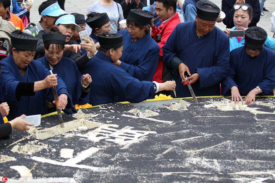 2.1-ton tofu finishes in two hours in Central China