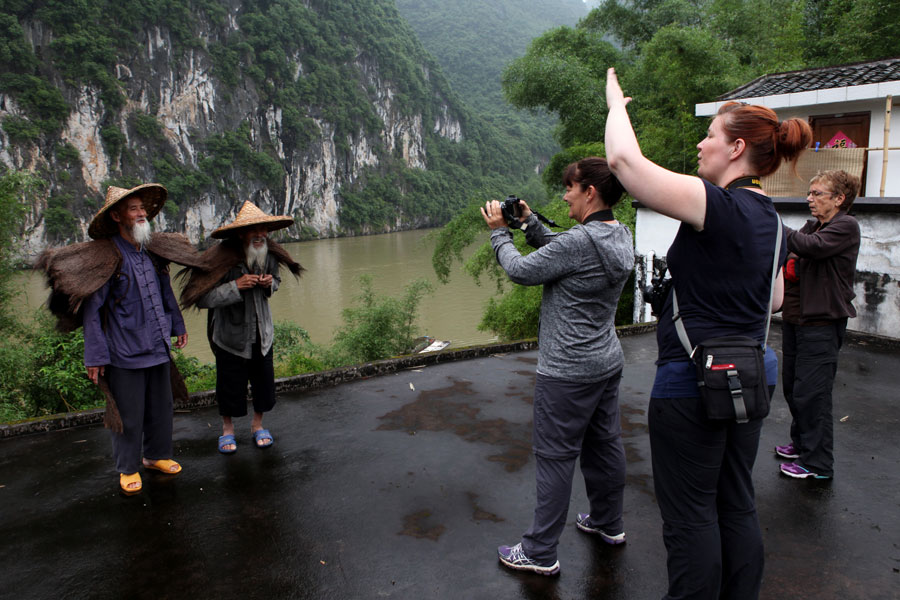 Stars of Lijiang River: Elderly brothers with white beards