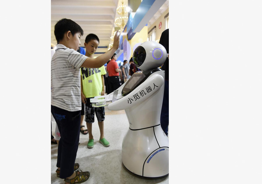 People visit China's sci-tech innovation exhibition in Beijing