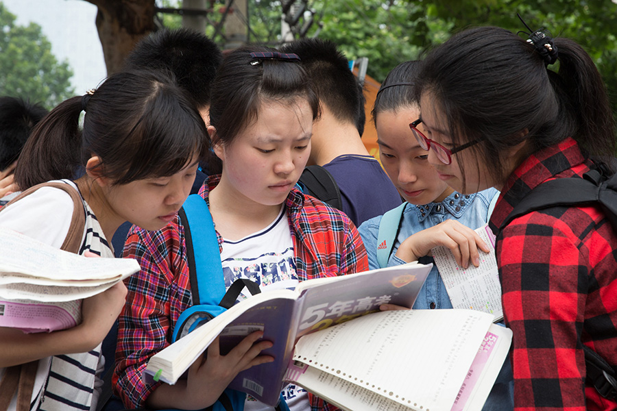 9 million students give the last shot as China's <EM>gaokao</EM> kicks off